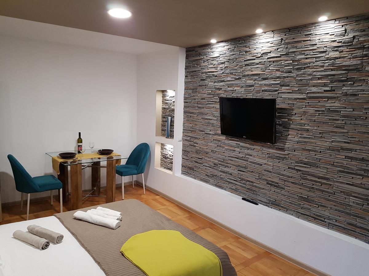 Woodstone Apartment โปลเยชต์ ภายนอก รูปภาพ